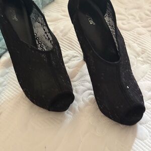 Black Lace Peep-Toe Women's Heels